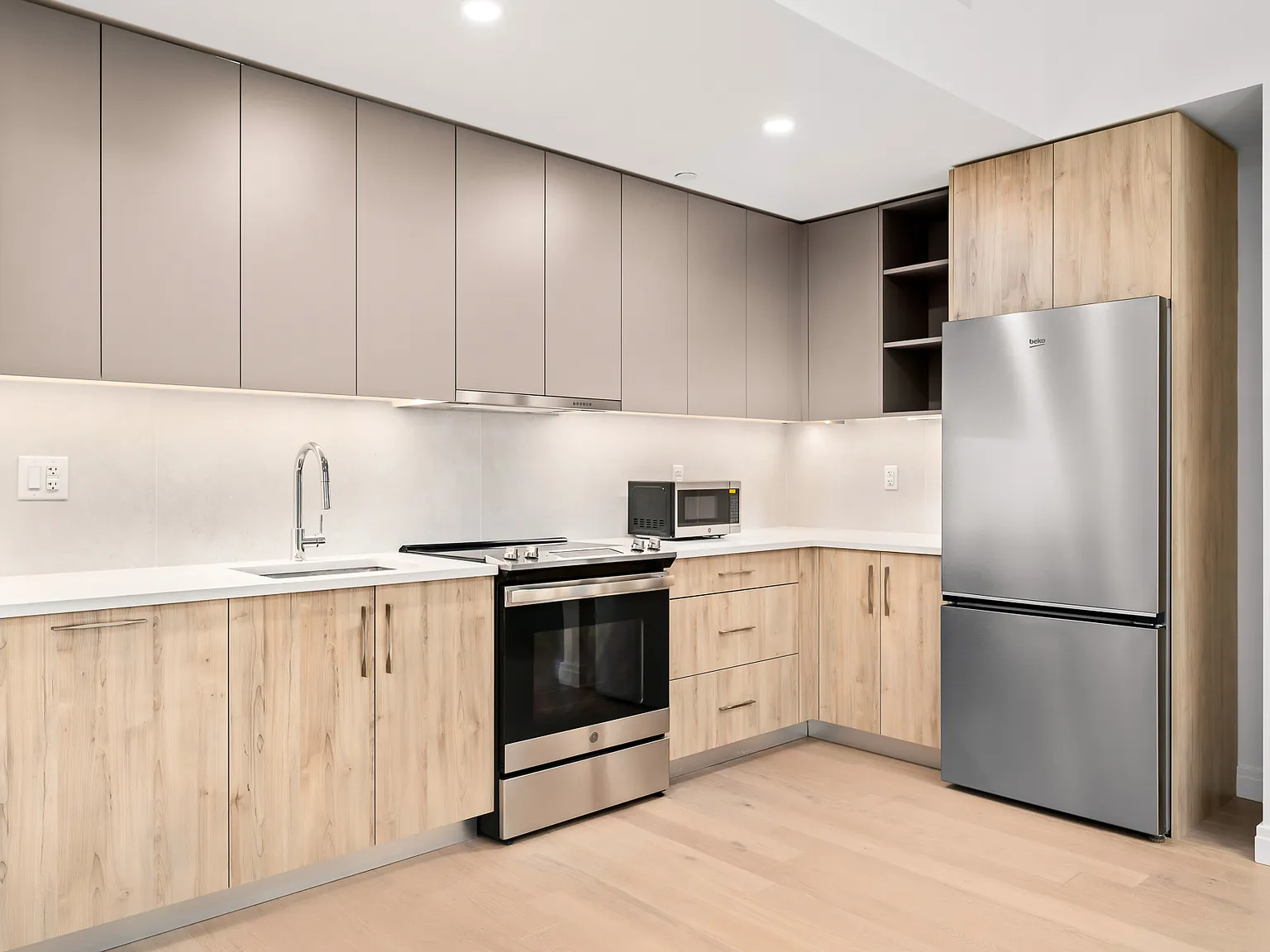 255 Lorimer Street — Photo 2