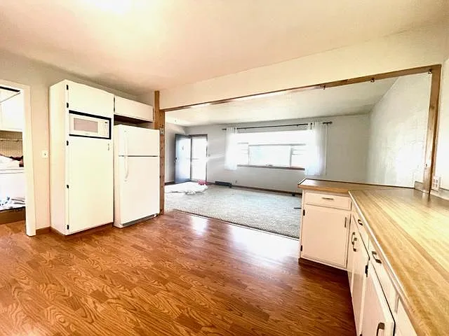 410 E 2nd St — Photo 11