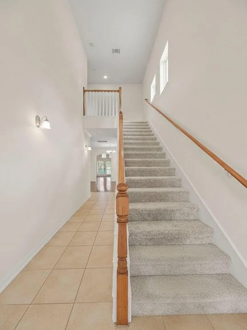 3 bed, 2.5 bath, 2368 sqft, $2,595 — Photo 4