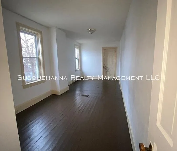 337 S 15th St — Photo 15