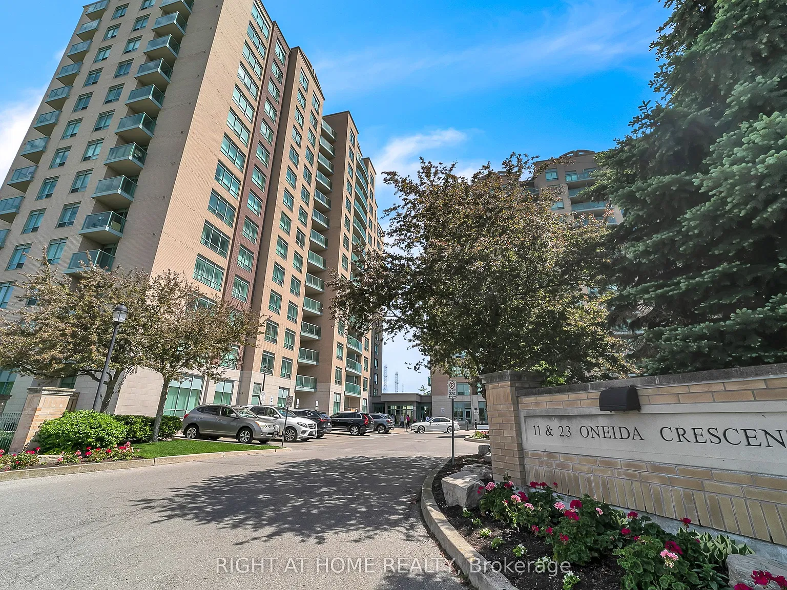 11 Oneida Cres — Photo 1