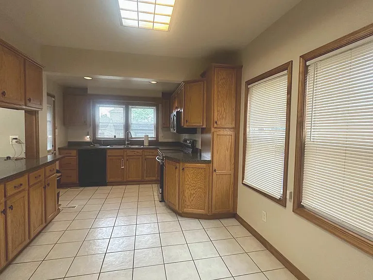 700 Schiller Ave — Photo 6