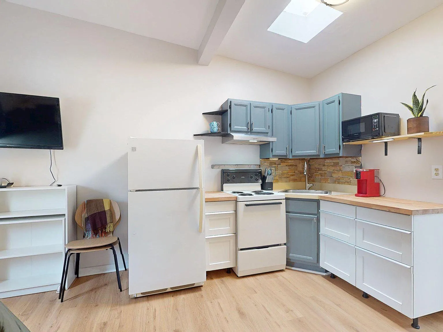 Studio, 1.0 bath, 300 sqft, $1,450 — Photo 2