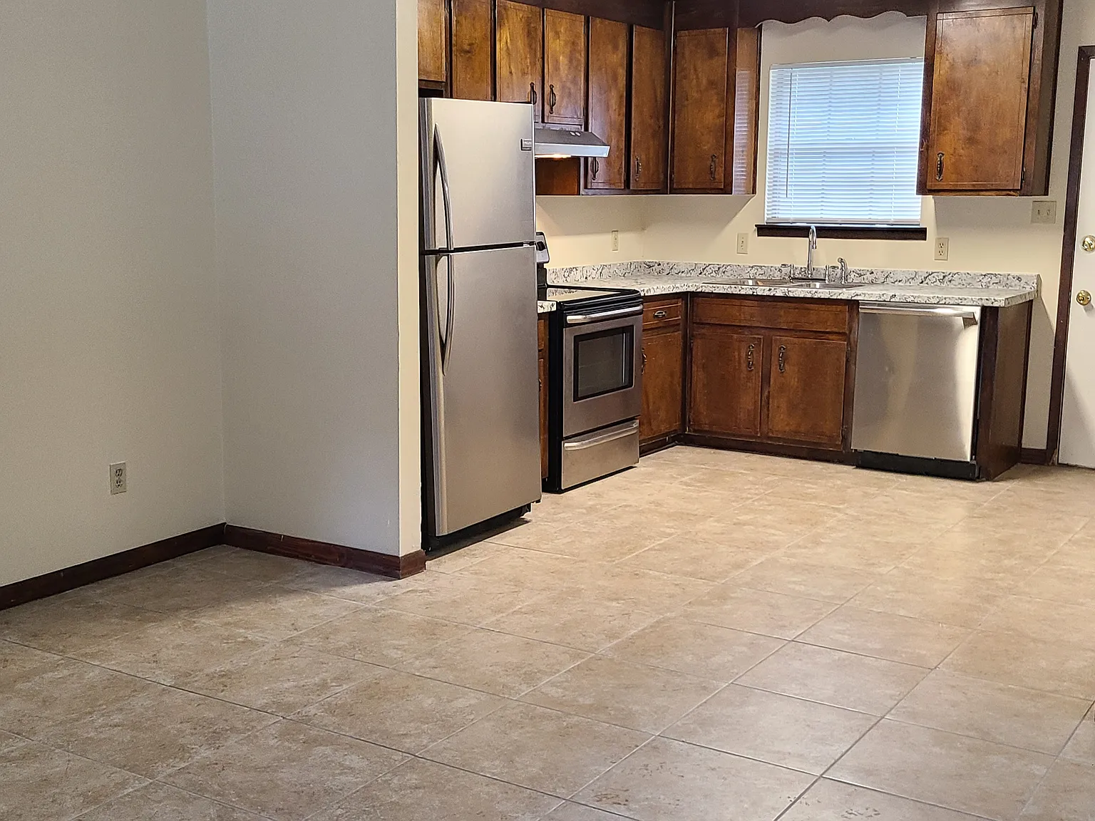 2 bed, 900 sqft, $1,200 — Photo 3