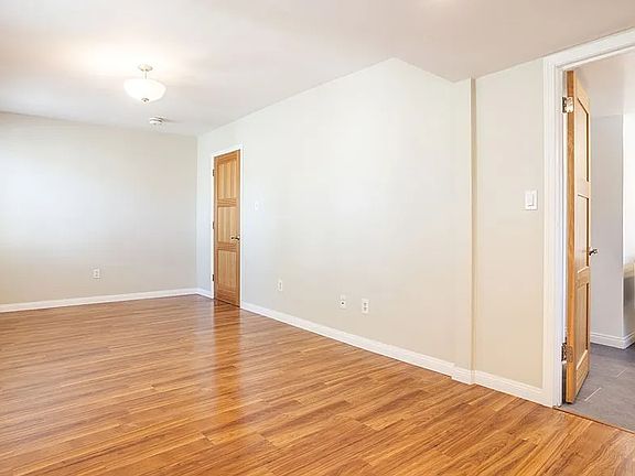 4th image of 4045 Baywood St #1