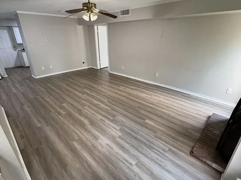 1102 Lilac Dr — Photo 2