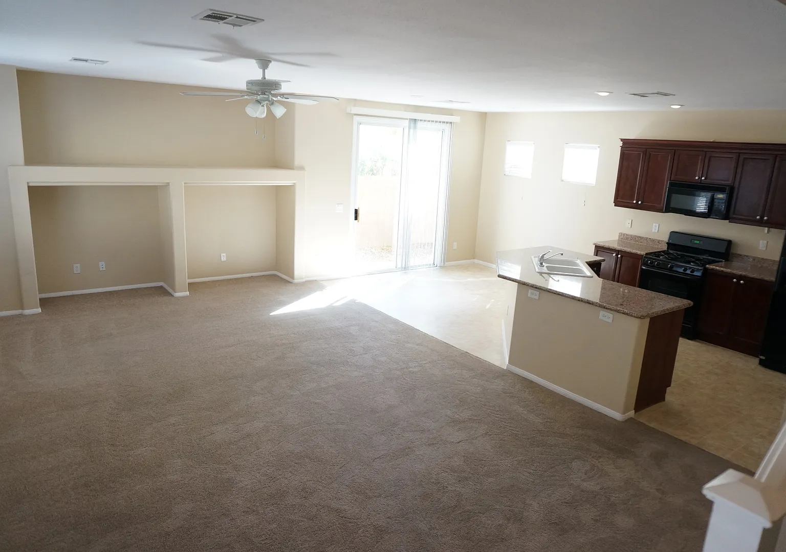 4 Bed, 2.5 Bath Home near Desert Breeze park! — Photo 2