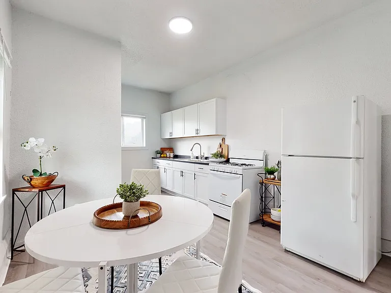 319 Franklin Ave — Photo 11