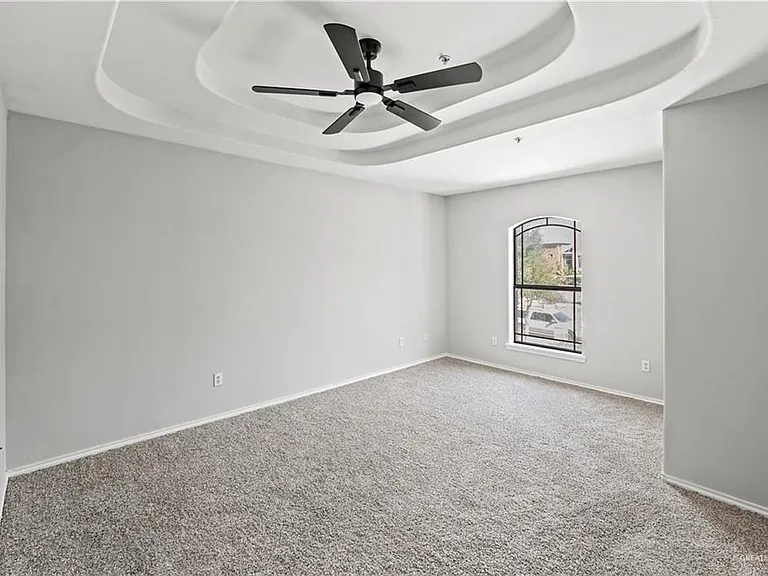 106 S 48th Ln — Photo 5