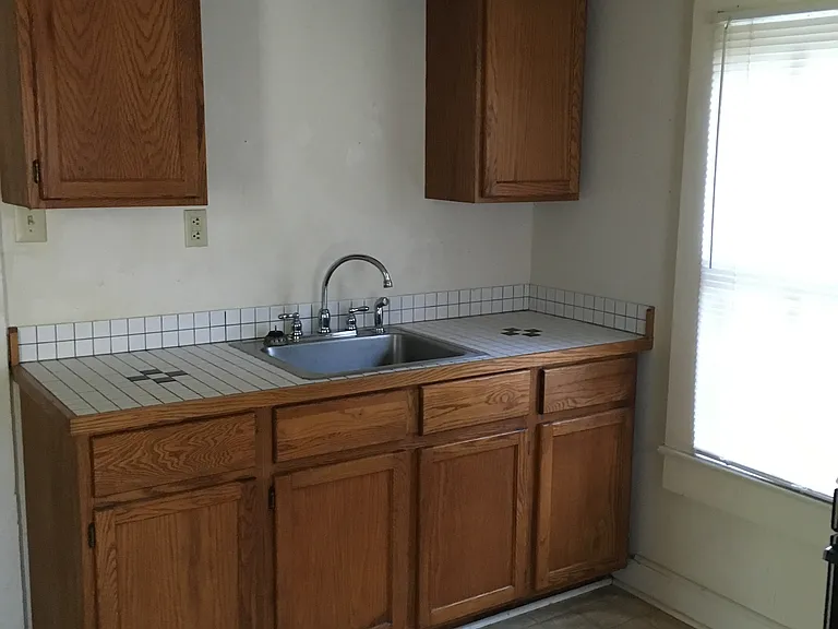 202 SE 10th St — Photo 8