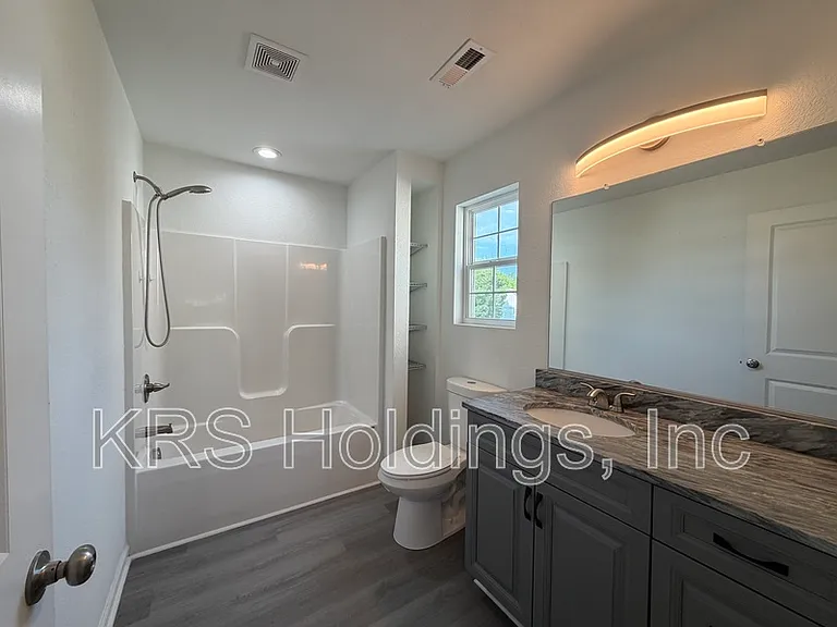 1010 Joyce St — Photo 13