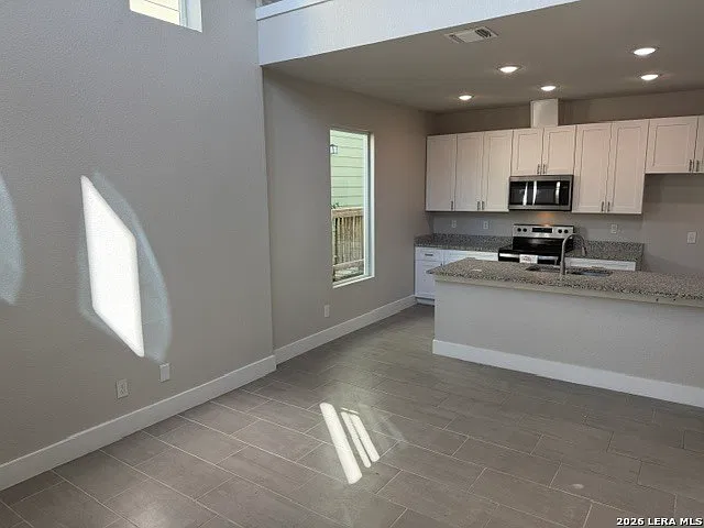 3 bed, 3.5 bath, 1976 sqft, $1,995 — Photo 3