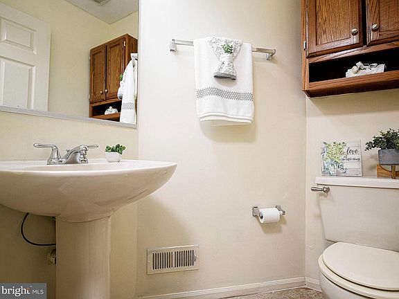 5th image of 405 Ashton Ln