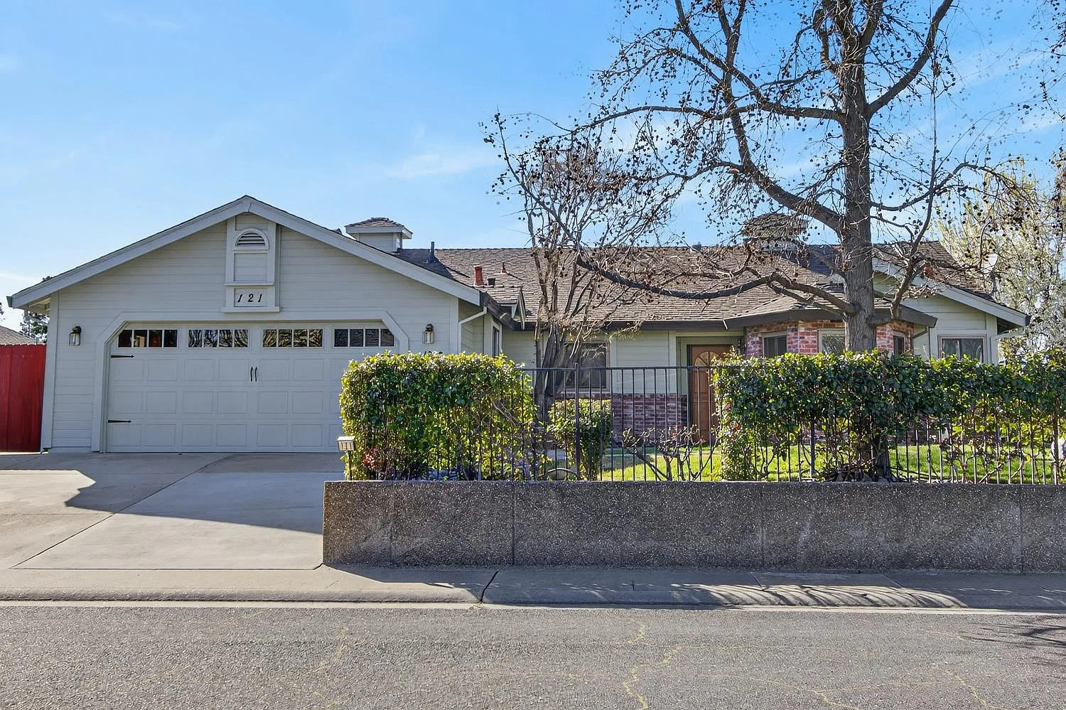 121 Silverado Cir photo 1