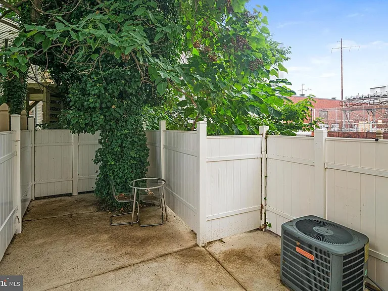 2544 Montrose St — Photo 24