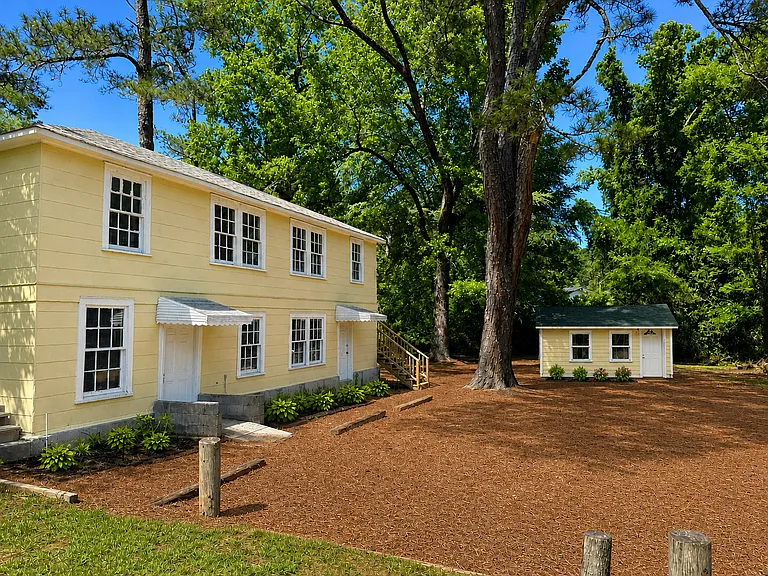 Smaller property setup with fewer unitsquieter and more manageable than large complexes.