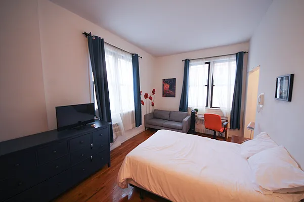 Rented by Waverly Realty Associates | media 8