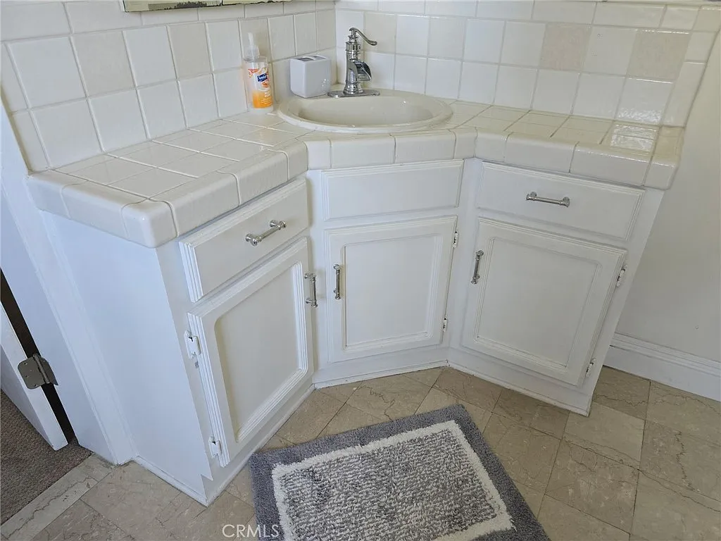 1 bed, 950 sqft, $1,850 — Photo 2