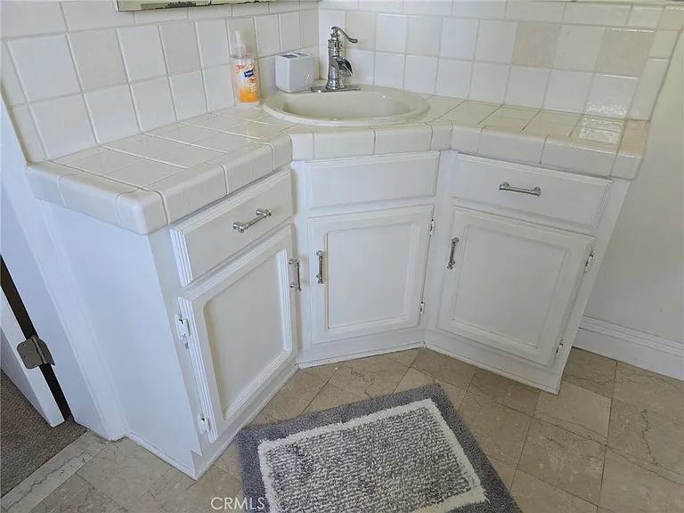 2646 Military Ave — Photo 4