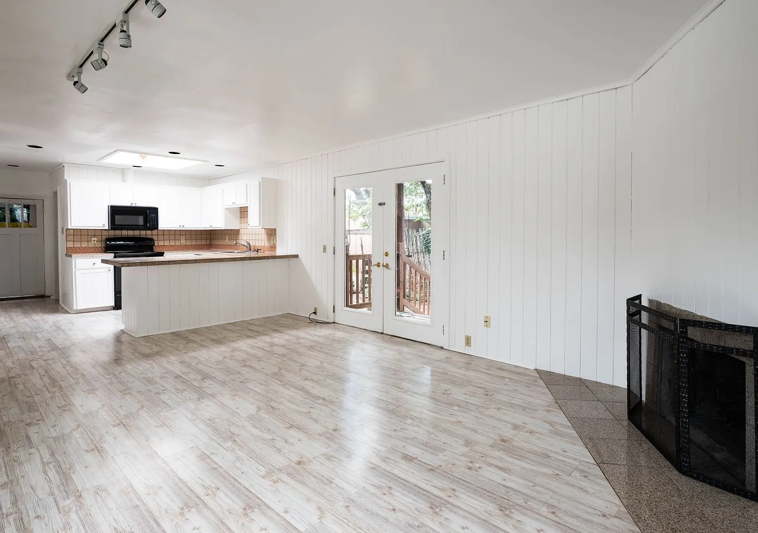 Sunlit One-Bedroom Gem — Photo 1