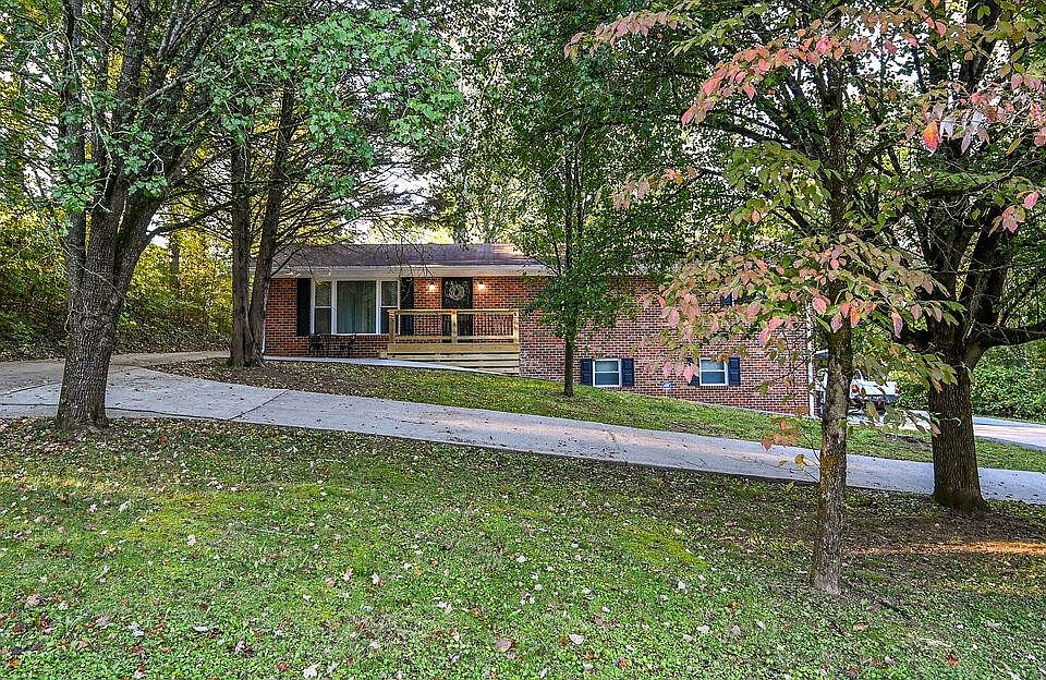 1st image of 325 Mohawk Dr NW