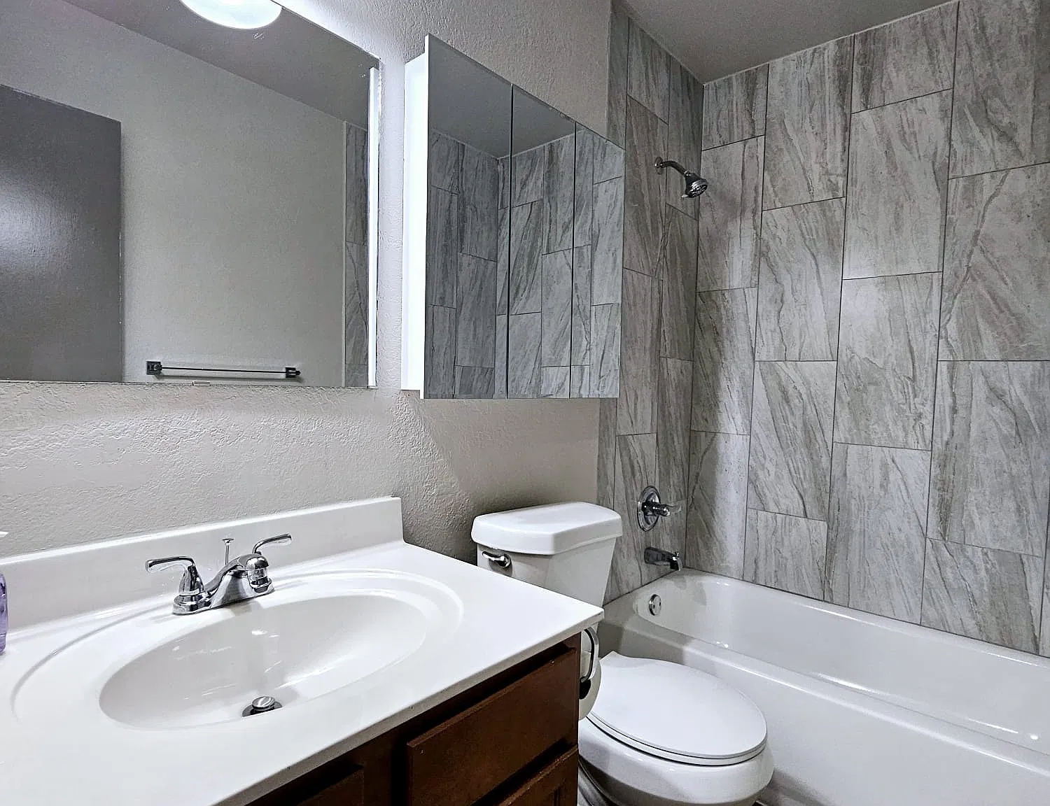 204 W Mockingbird Ln — Photo 3