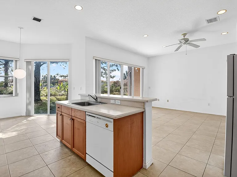 2431 Westmont Dr — Photo 20