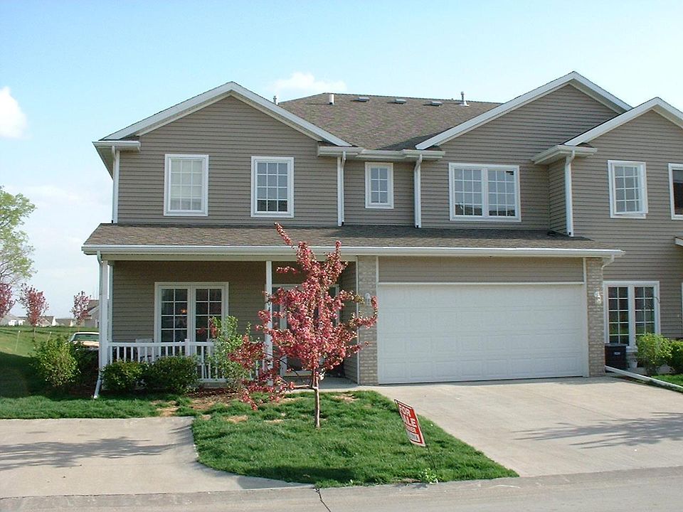 Private yard with privacy and parking