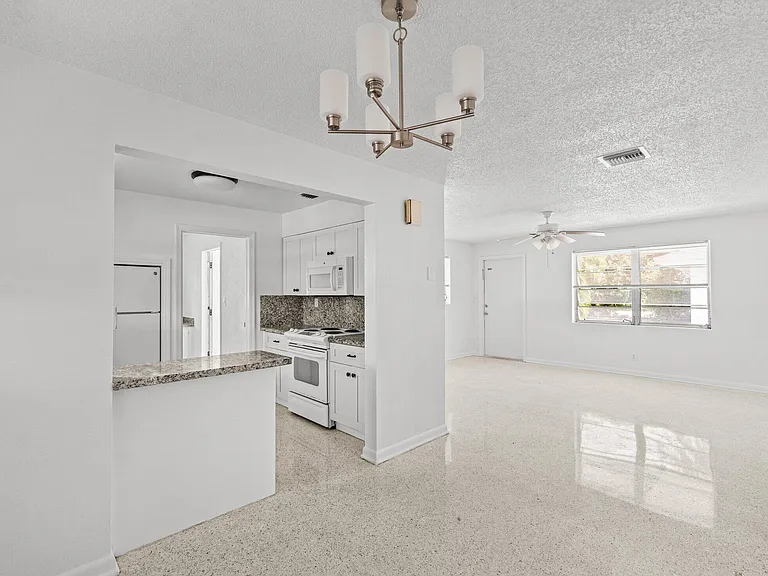 211 Sunrise Ave #5 — Photo 9