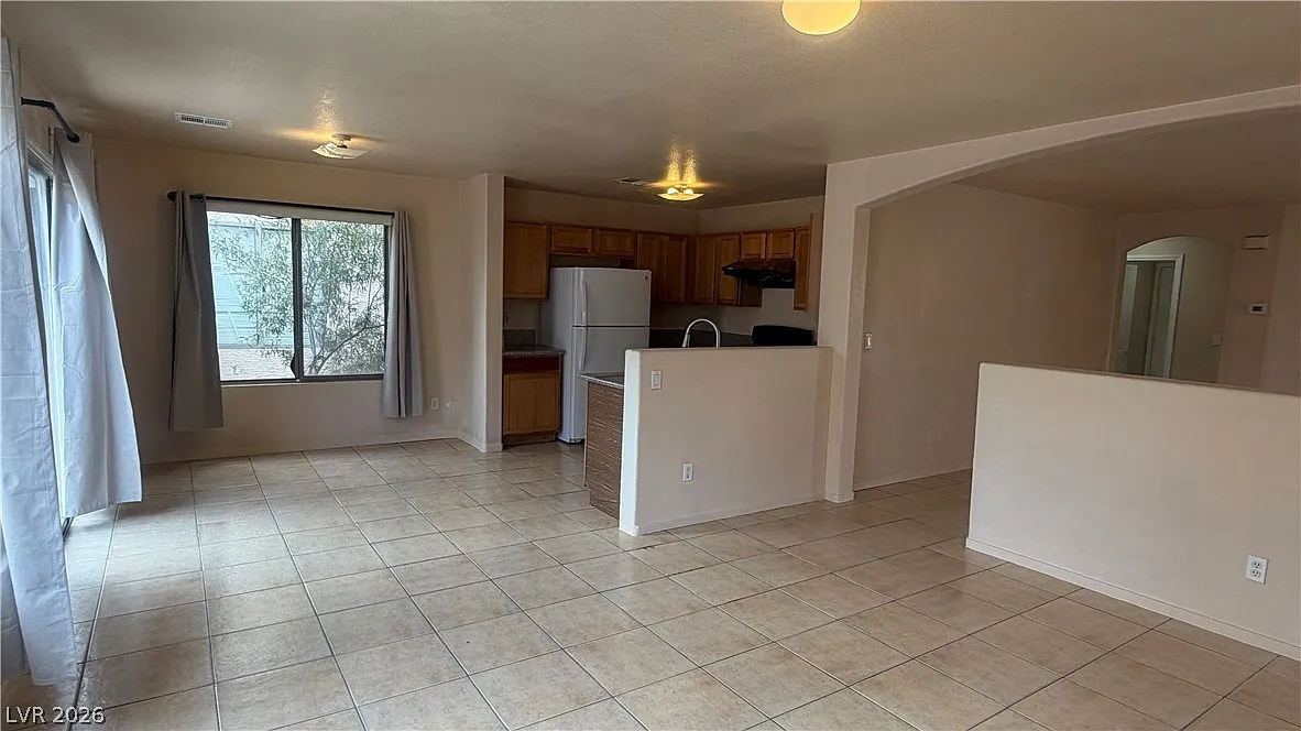 5 bed, 3.0 bath, 1818 sqft, $2,000 — Photo 4