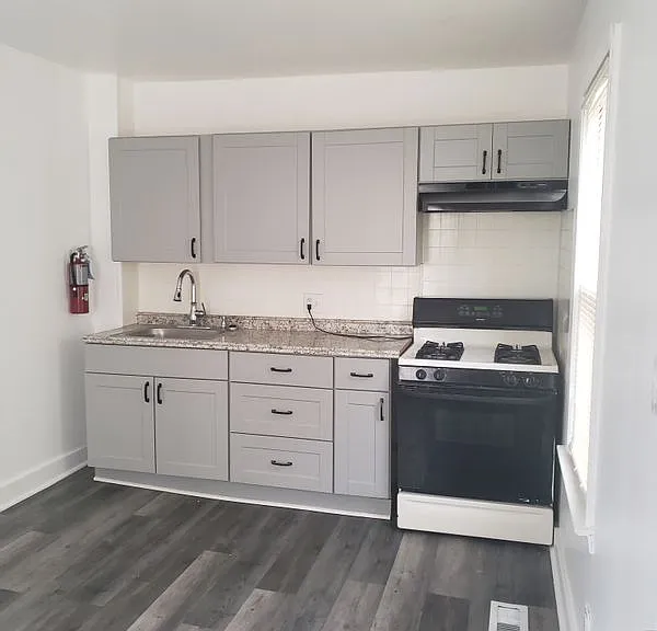 209 Cedar Ave — Photo 2