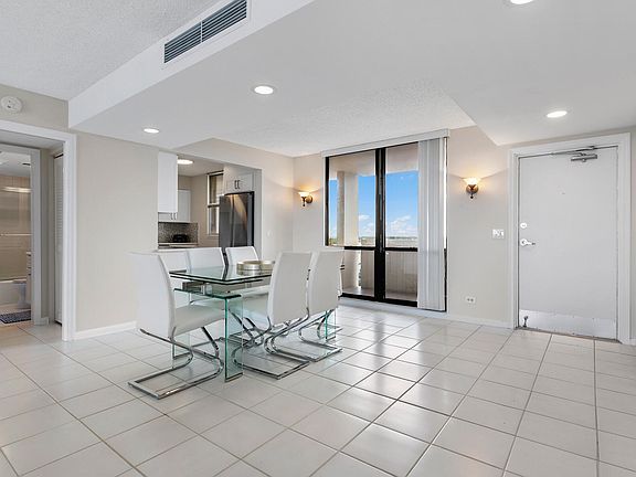 4th image of 134 Lakeshore Dr APT 1113