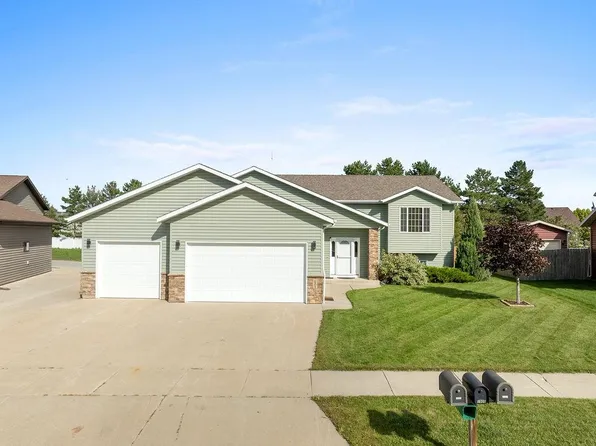 1905 26th St SW, Minot, ND 58701