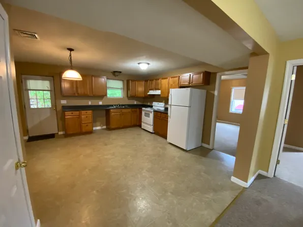215 Main St, Monson, MA 01057