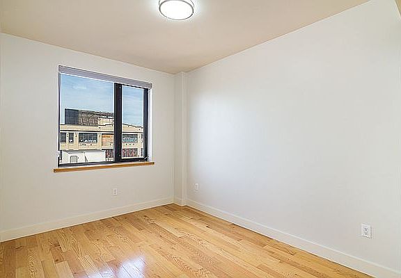 4th image of 42-22 Crescent St #7D