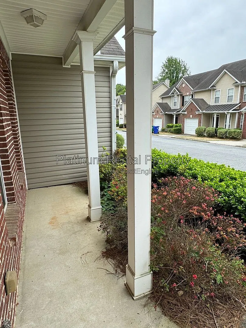 3 bed, 2.5 bath, 1868 sqft, $2,400 — Photo 3