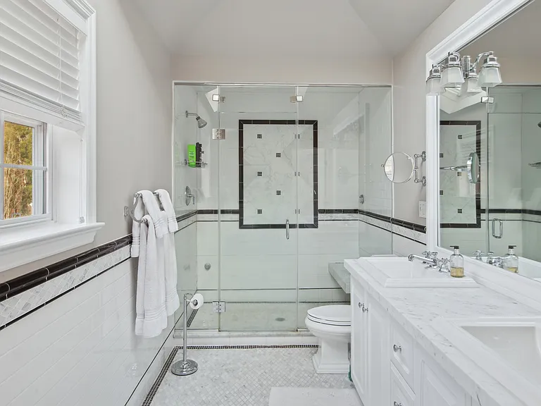 371 Sag Harbor Tpke — Photo 33