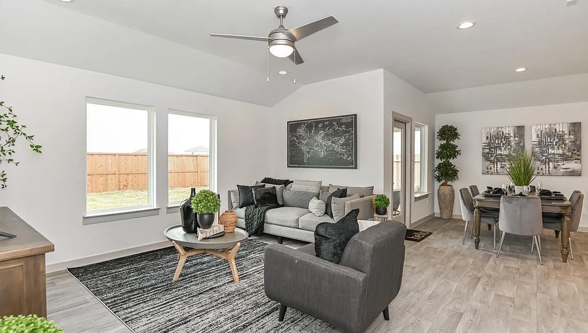 4 bed, 2.0 bath, 1810 sqft, $2,300 — Photo 2