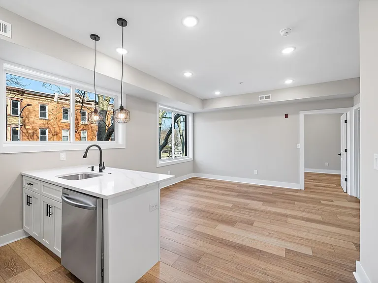 Gorgeous New Diamond St Construction Boasting Luxury Finishes — Photo 40