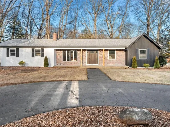 221 Hillcrest Dr N, Cranston, RI 02921