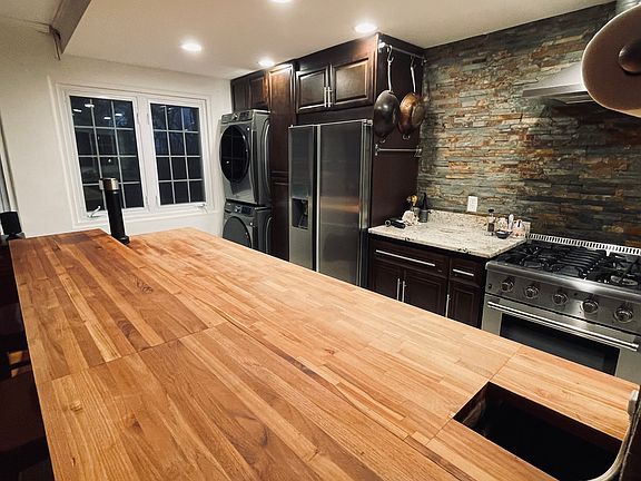 Large 14 foot teak counter and bar area, premium appliances.