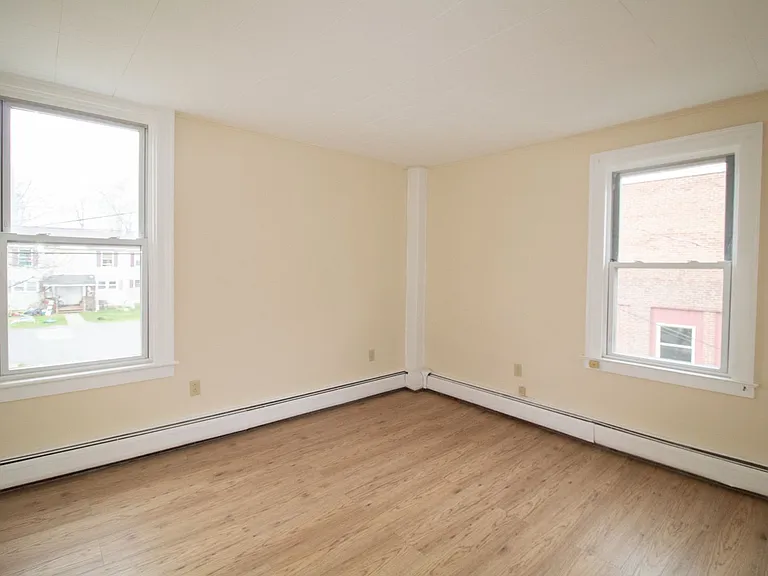 323 Pleasant St — Photo 5