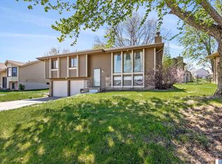 305 W Gold Coast Rd, Papillion, NE 68046