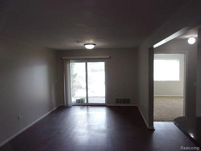 866 Amanda Ln — Photo 3