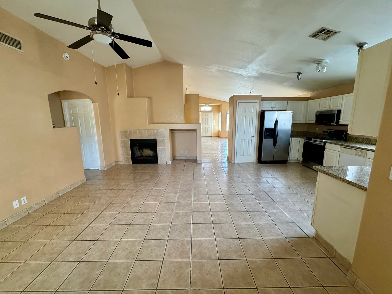 3 bed, 1438 sqft, $2,199 — Photo 4
