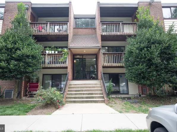 10725 West Dr APT 304, Fairfax, VA 22030