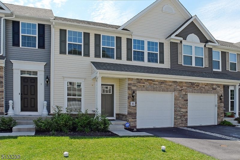 1st image of 11 Shade Tree Ln