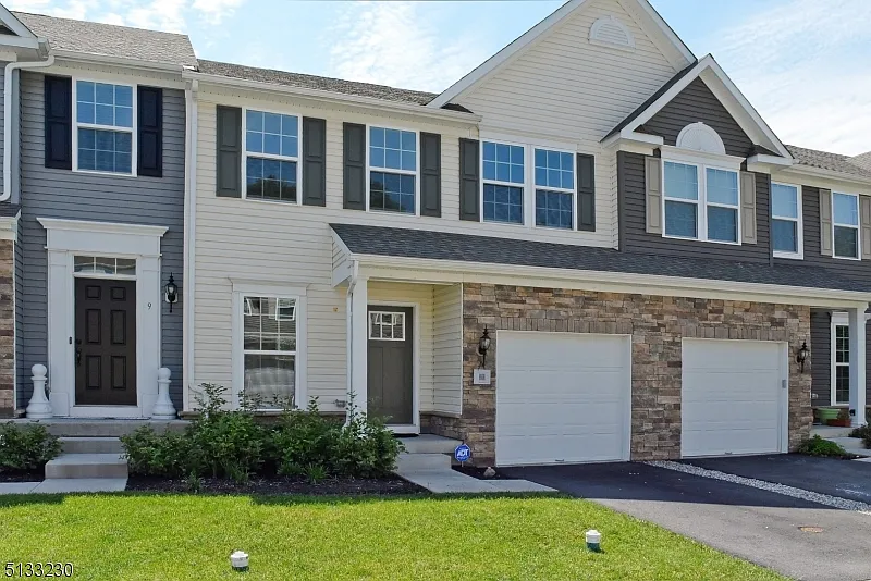 11 Shade Tree Ln