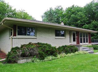 19270 W Glenwood Ln, New Berlin, WI 53146