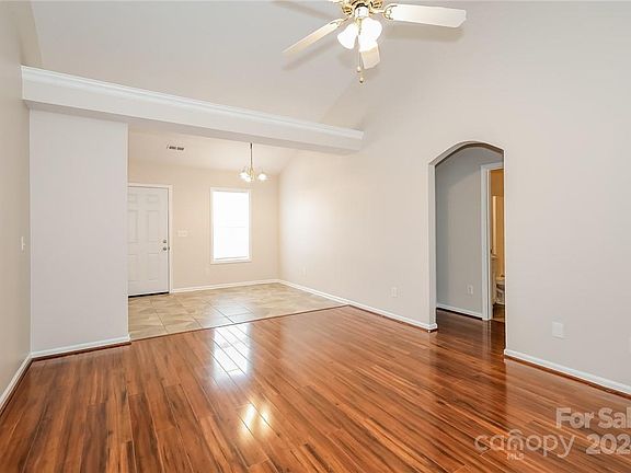 3rd image of 840 Willowbrook Ave